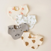 Yếm Em Bé – Món Quà Tinh Tế Và Thiết Thực Cho Bé Sơ Sinh